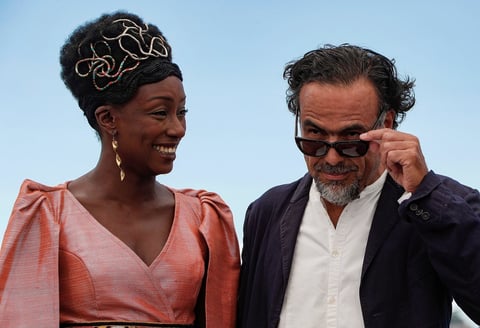 Iñárritu junto a la actriz Maimouna N'Diaye.