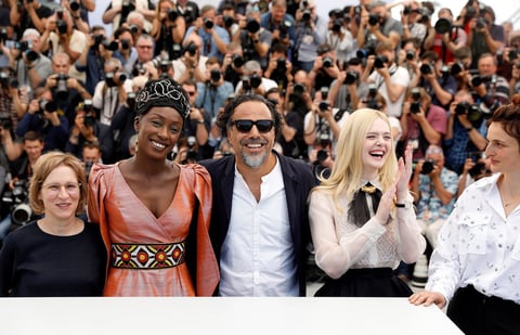 El presidente del jurado, el director de cine mexicano Alejandro González Iñárritu , posa junto a la gionista Kelly Reichardt, las actricez Maimouna N'Diaye y Elle Fanning y la directora Alice Rohrwacher.