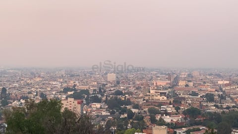 Panorámica de la capital del estado donde se observa el humo que cubre la ciudad.