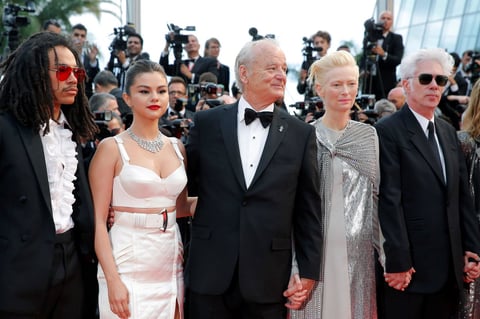 Los actores acompañaban a Jarmusch en la presentación de una comedia de zombies con mucho de denuncia social que ha inaugurado la 72 edición de Cannes y que compite por la Palma de Oro, pero robaron mucho del protagonismo al realizador con sus intervenciones.