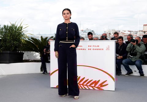 A su lado, Selena Gómez, otra de las estrellas del filme, que quiso expresar su preocupación por el abuso de las redes sociales, donde ella es una de las reinas -con 57 millones de seguidores e Twitter y 150 millones en Instagram- 'Nuestro planeta atraviesa muchos problemas para mi generación y es lo que Jim ha querido mostrar', dijo en referencia a algunas escenas de la película en las que los zombies buscan wifi para sus teléfonos móviles.