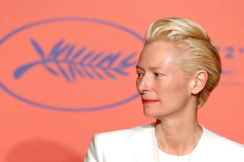 Cerca de él estaba Tilda Swinton, que bromeó al ser preguntada por el código de vestimenta para las mujeres en la alfombra roja de Cannes -'no sé cuál es, pero los hombres van muy bien vestidos'-, pero se puso más seria con el tema de la reivindicación femenina.