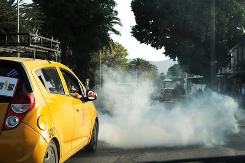 Es común ver unidades visiblemente contaminantes que no son sancionadas, a pesar de que se cuenta con un centro de verificación vehicular