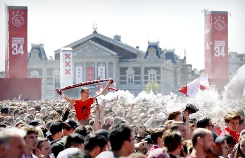 Celebran a lo grande victoria del Ajax en la Liga Holandesa