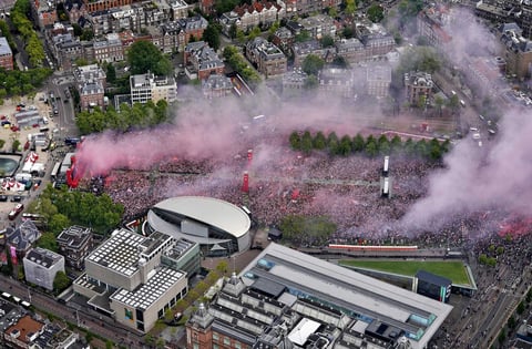 Celebran a lo grande victoria del Ajax en la Liga Holandesa