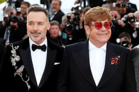 John llegó acompañado por su marido y productor del filme, David Furnish, con una chaqueta igualmente llamativa, en terciopelo negro con un adorno plateado.