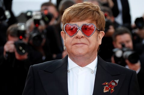 El autor de canciones como 'Your song' -que ha estado sonando en cada alfombra del festival desde su inauguración el martes- completaba su atuendo con unas llamativas gafas en forma de corazón y con los cristales rojos.