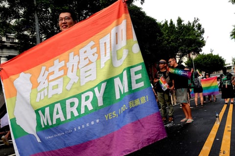 Muchos llevaban carteles con la bandera arco iris que identifica a la comunidad LGBT.