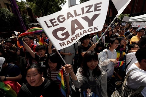 Reconoce las uniones homosexuales y da a estas parejas beneficios.