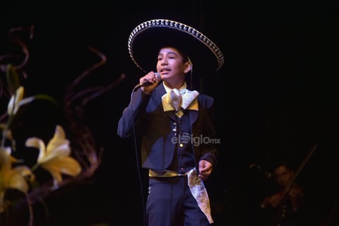 De una manera emotiva entregó un popurrí conformado por los temas Ella, Cuando el destino, El cantador, Por un amor y El rey.