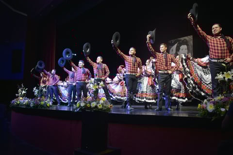 El Alvarado vibró con las interpretaciones de La noche de mi mal y Golondrina presumida, a cargo de Cindy Viesca.