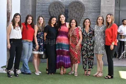 18052019 La futura mamá en compañía de Marytere, Monsi, Cinthya, Sonia, Chelo, Rina, Susana y Carolina.