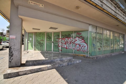 Muchos de los edificios y casas ubicadas sobre la avenida se encuentran en malas condiciones, y además la mayoría cuenta al menos con un grafiti. (ERNESTO RAMÍREZ)