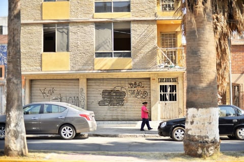 Son pocas las personas que utilizan esta vialidad para comunicarse con el “Torreón viejo”, pues la zona de interés se encuentra sobre la calzada Colón, dejando en el olvido esta parte de la Morelos. (ERNESTO RAMÍREZ)
