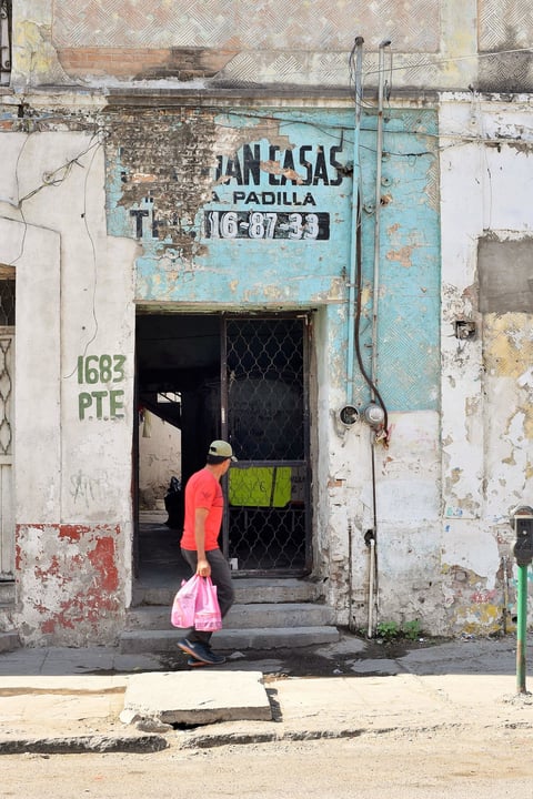 Muchos de los edificios y casas que se ubican sobre esta parte de la Morelos cuentan con grietas o fachadas en mal estado, dando huella al olvido. (ERNESTO RAMÍREZ)