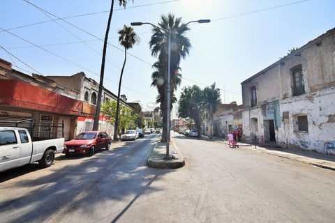 Esta zona de la avenida Morelos no es semipeatonal y a pesar de que los carros pueden transitar hacia ambas direcciones el panorama no es alentador. (ERNESTO RAMÍREZ)