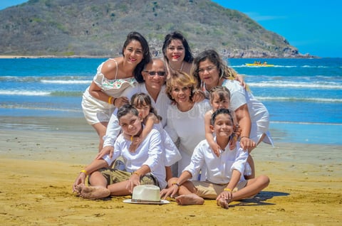 19052019 Familia Escobedo Ríos: José Alberto Escobedo Reyes y Laura Alicia Ríos Salas acompañados de sus hijas y nietos.