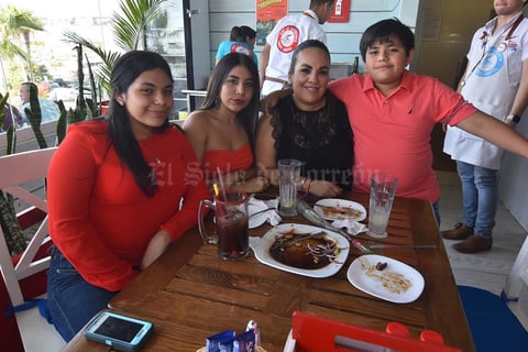 20052019 EN FAMILIA.  Chely con Aracely, Alejandra, Sergio e Ivonne.