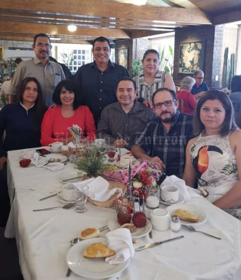 20052019 GRATA CONVIVENCIA.  Reunión de exalumnos del Instituto 18 de Marzo con el maestro y licenciado Alberto Castañeda.