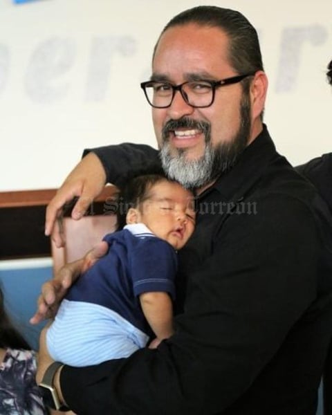 19052019 LINDA POSTAL.  Fernando con su bebé, Daniel.