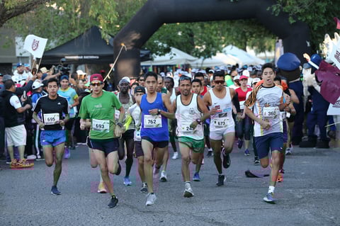Con gran entusiasmo los corredores iniciaron desde las 7 de la mañana un desfile atlético por las principales calles del Centro Histórico