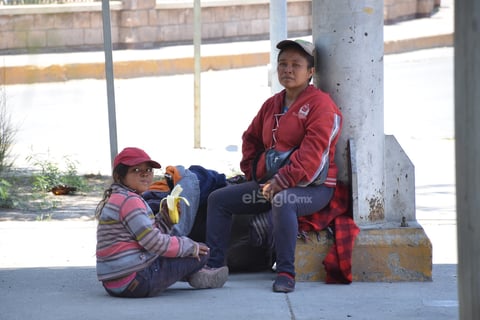 Debido a que tienen que recorrer miles de kilómetros, cada que bajan del tren, los migrantes toman un breve descanso. Torreón es una escala.