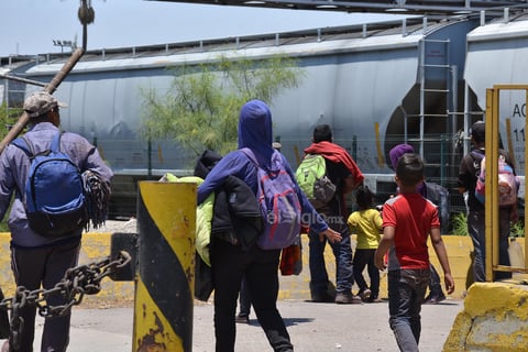 La parte más difícil y arriesgada para los migrantes es cuando tienen que ingeniárselas para subir al tren, llamado también “La Bestia”.