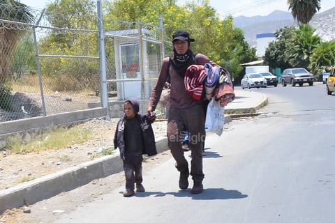 Ante la ola de violencia que viven en sus países de origen, centroamericanos salen de ahí con sus familias, pasando intensas jornadas de viaje con sus pequeños hijos de la mano.
