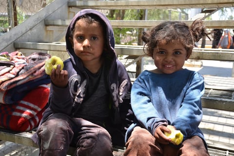En los grupos de migrantes viajan niños y niñas que junto a sus padres, pasan hambre y se exponen a los riesgos de viajar en el techo de un tren.