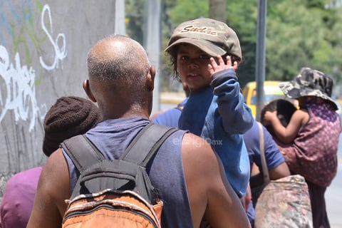 América, es de las más sonrientes del grupo y no duda en decir adiós cuando su padre continúa la carga en brazos para continuar el viaje.
