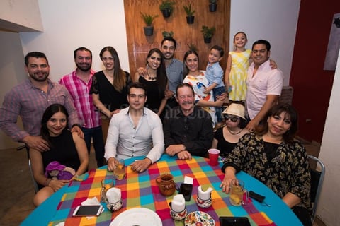 21052019 DISFRUTAN AMENO RATO.  Invitados a la apertura de un restaurante.