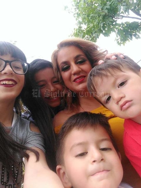 21052019 EN FAMILIA.  Claudia con Alison, Denzel, Daniel y Demián.