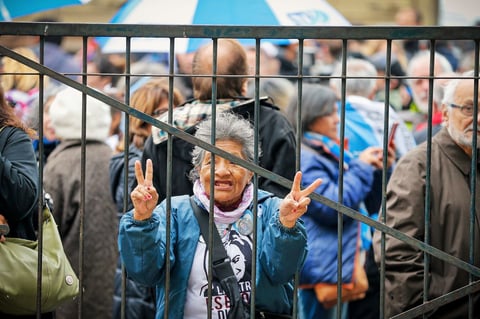 Varios grupos de personas tanto a favor como en contra de la expresidenta se reunieron en los tribunales.