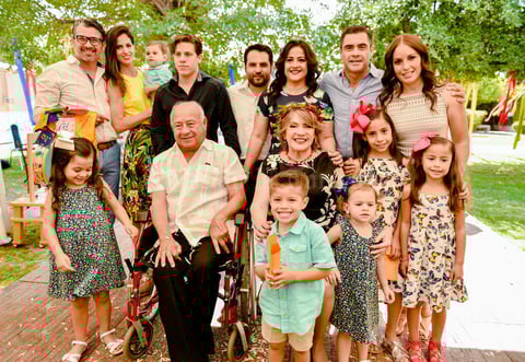 22052019 BODAS DE ORO.  Ernesto y Kitty acompañados de sus hijos y nietos.