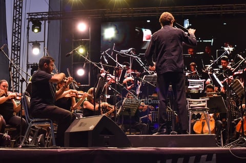 El encargado de dirigir a la Camerata de Coahuila en este concierto público fue el maestro Juan Carlos Lomónaco.