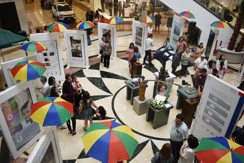 23052019 Los presentes admiraron la exposición.