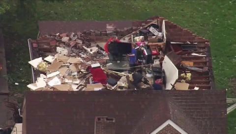 Los meteorólogos advirtieron de que persisten las condiciones para más tornados.