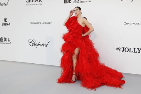 La cantante británica Dua Lipa posa a su llegada a la gala Cine contra el Sida.