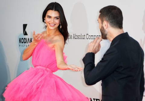 Kendall Jenner  y el diseñador italiano Giambattista Valli.