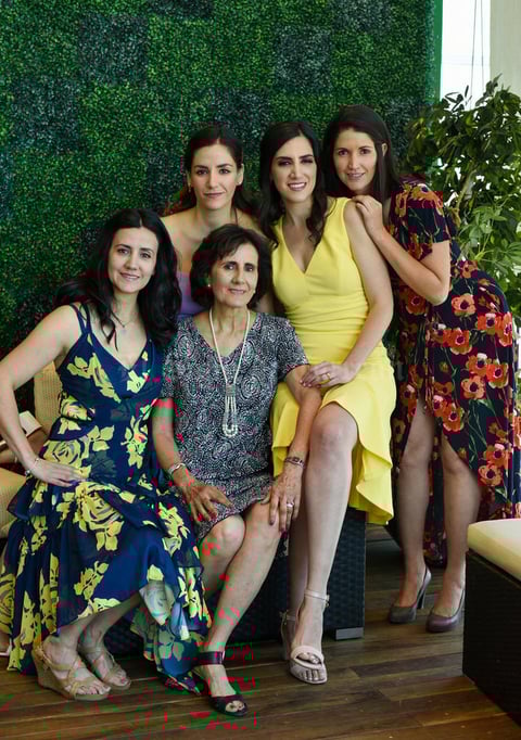 Acompañada de su mamá, Leticia Cuéllar Chávez, y sus hermanas, Marcela, Gabriela, Mariana y Leticia Romo Cuéllar