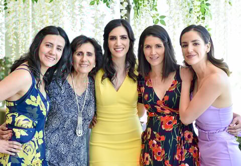 Acompañada de su mamá, Leticia Cuéllar Chávez, y sus hermanas, Marcela, Gabriela, Mariana y Leticia Romo Cuéllar_ok