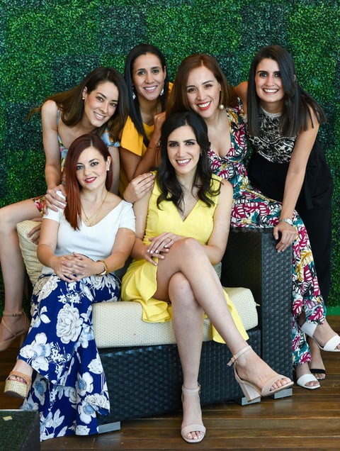 Con sus amigas