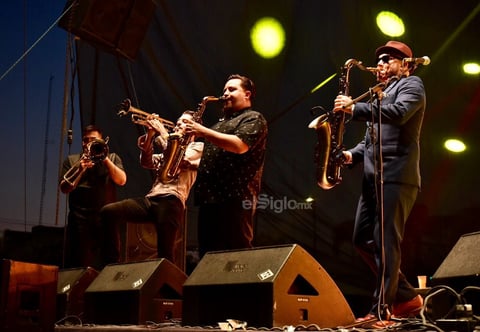 'Big Javy', 'Padrino', Homero Ontiveros, Fabián Dee, 'Chapa', 'Grillo' Dávila, Honorio Osuna y 'Ruso' Treviño ofrecieron su propuesta en Torreón luego de que el año pasado tocaran en el Museo del Acertijo de Gómez Palacio en el festival Revueltas.