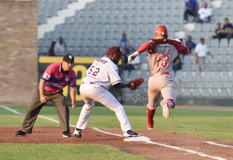 Siguió entonces Adrián Gutiérrez para disparar un batazo atrasado, que cayó de hit en el jardín derecho, con lo que el Geiger arribó a home, con la segunda carrera de los locales.