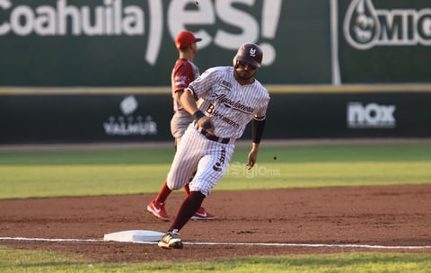 Llegando al cajón de los bateadores Dustin Geiger y conectó una rola fuerte por la antesala.