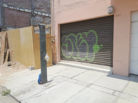 Esta malla metálica fue vandalizada por los grafiteros, y hasta tiempo se dieron para utilizar dos tonalidades de colores. Esta finca se encuentra sobre la calle Matamoros, casi esquina con Blanco; los vecinos piden mayor vigilancia por las noches.