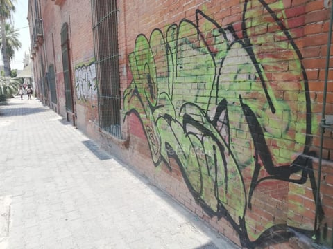En este edificio donde se ubican las oficinas donde expiden las tarjetas del servicio de autobús, ya se observan unas pintas de lado de la calle Falcón, pero también por la Matamoros tienen rayas.