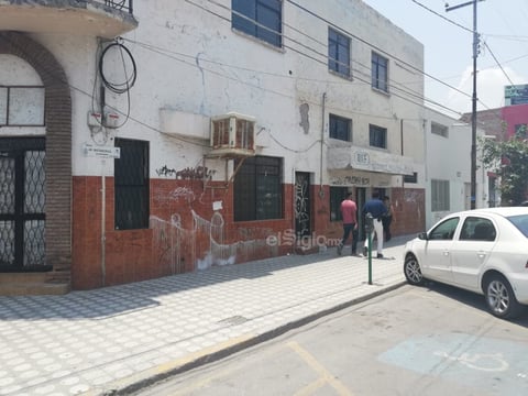 Este inmueble que está prácticamente abandonado, sobre la Falcón y Matamoros, cada día amanece con más grafitis.