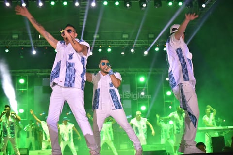 Cuando el reloj marcó las 21:00 horas los Kumbia Kings irrumpieron en el escenario. Una gran fiesta estaba por desatarse.