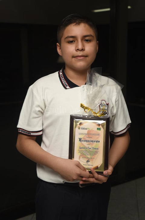 25052019 MERECIDO RECONOCIMIENTO.  Syrel de la Cruz Rentería, ganador de la etapa regional de la Olimpiada del Conocimiento Infantil y representante de Torreón en la etapa estatal, el 18 de mayo en la ciudad de Saltillo, Coahuila, y alumno de la Profesora Gloria del Carmen Carrasco Segura en la Escuela General Jesús González Ortega (T.M.).